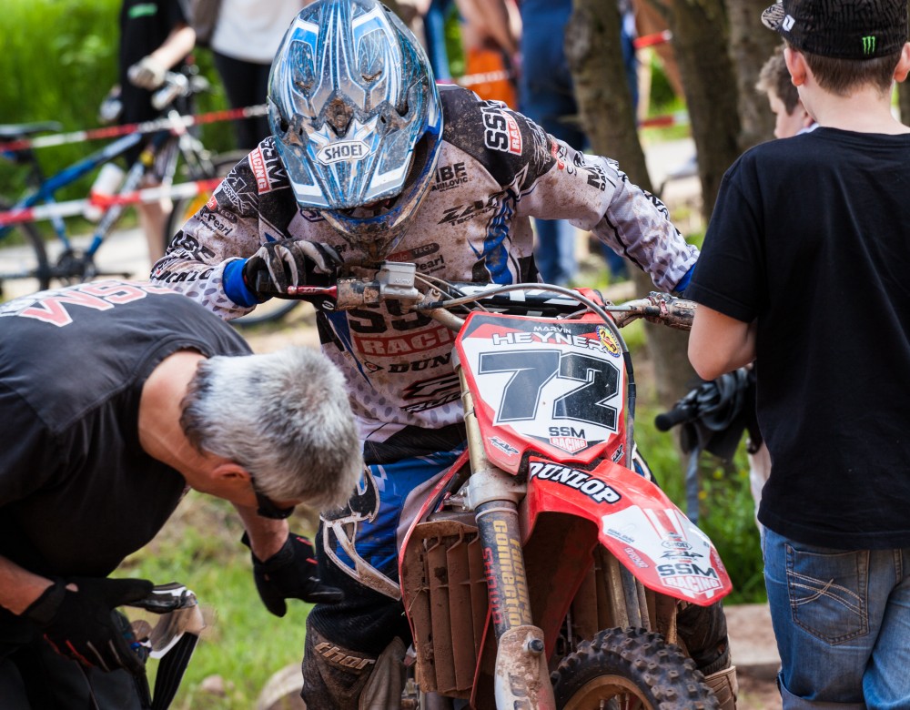 Das SSM Racing Team bei der Arbeit