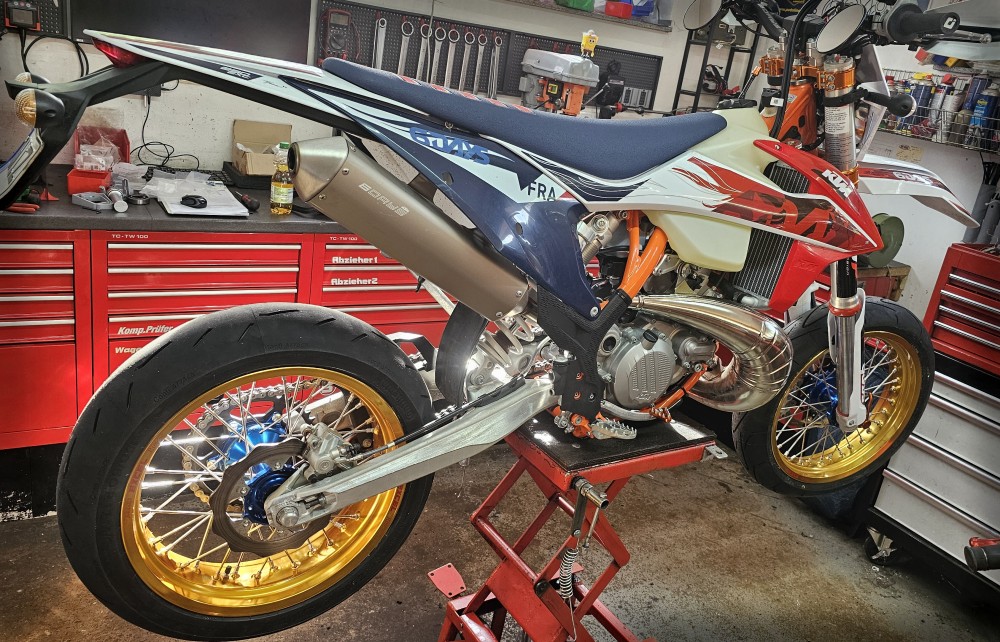 Motorrad-Reifen verschiedener Marken